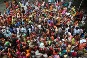 In an ocean of mud, hundreds of people in the Jithkar village in the Harirapur district in Bangladesh awaited the distribution of aid supplies by the Christian Commission for Development in Bangladesh (CCDB) and Norwegian Church Aid (NCA). <br/>Photo/NCA-ACT International / Arne Grieg Riisnæs)