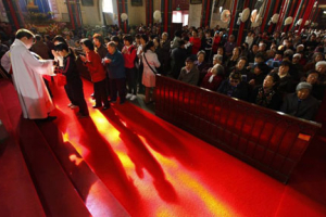 Christians receive communion at the state-controlled Xishiku Cathedral in Beijing <br/>Reuters