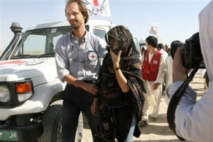 A South Korean woman hostage, center, is accompanied by a foreign staff of the International Committee of the Red Cross as she and other four hostages were released, by the Taliban, in Ghazni province, west of Kabul, Afghanistan on Wednesday, Aug. 29, 2007. <br/>(Photo: AP/Musadeq Sadeq) 