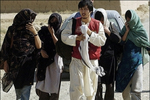Five South Koreans kidnapped by the Taliban walk after their release in Ghazni, about 140 kms south of Kabul. The Taliban were expected to release their remaining seven South Korean hostages Thursday, bringing an end to a six-week kidnapping ordeal <br/>(AFP/Shah Marai) 