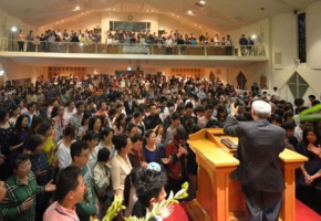 Yuan Zhiming delivers a message to Chinese in Japan during a three day evangelistic and bible-study gathering. <br/>Yuan Zhiming