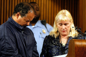 Ariel Castro (L), appears in court with public defender Kathleen DeMetz (R) in Cleveland, Ohio, May 9, 2013 <br/>Reuters