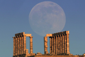 The moon rises over the temple of Poseidon, the ancient Greek god of the seas, as tourists enjoy the sunset in Cape Sounion some 60 km east of Athens June 22, 2013. The moon will reach its full stage on Sunday, and is expected to be 13.5 percent closer to earth during a phenomenon known as supermoon. <br/>REUTERS/Yannis Behrakis