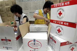 South Korean workers from Korea Red Cross prepare aid supply kits for North Korean victims at the branch of Red Cross in Seoul, South Korea. A small World Vision relief team will enter DPRK on September 8 for five days to review distribution methods and assess the relief programmes in place. A small World Vision relief team will enter DPRK on September 8 for five days to review distribution methods and assess the relief programs in place. <br/>(Photo: AP/ Lee Jin-man) 
