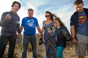 Pastor Joel Osteen (L) leads a prayer with Nik Wallenda (second from L), his wife Erendira, daughter Evita, and son Yanni before Nik began his walk. <br/>