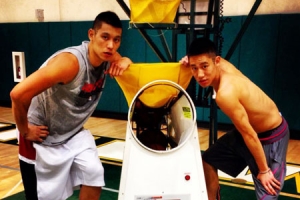 During a late-night shooting session, Jeremy Lin (left) and his younger brother together scored 783 three-pointers out of 999 shots – a shooting accuracy rate of 78 percent. <br/>Facebook