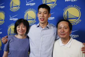 Jeremy Lin poses with his parents, Gie-ming (R) and Shirley (L) during a news conference at the NBA basketball team's headquarters in Oakland, California in July 2010. <br/>AP