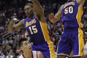 Houston Rockets guard Jeremy Lin ducks under Los Angeles Lakers forward Metta World Peace and Robert Sacre, and looks for a shot during the second half of their NBA basketball game in Houston January 8, 2013. <br/>REUTERS/Richard Carson