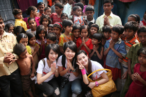 Taiwanese famous pop-music group S.H.E. went to India with the World Vision Taiwan crew in March to visit the street children and improverished families. <br/>(Photo: World Vision Taiwan)