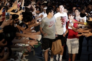 NBA sensation Jeremy Lin is greeted by supporters at a promotional event during his Taipei tour in downtown Taipei August 4, 2012. Lin arrived in Taiwan on Saturday for his two-day Taipei tour. <br/>REUTERS/Pichi Chuang 