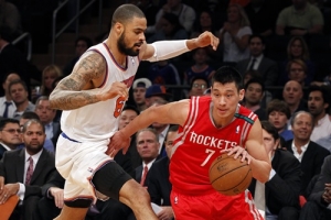 Houston Rockets point guard Jeremy Lin defended by New York Knicks center Tyson Chandler in the first quarter of their NBA basketball game at Madison Square Garden in New York, December 17, 2012. <br/>REUTERS/Adam Hunger