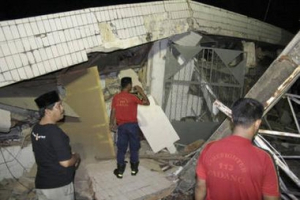 September 12, 2007. An Indonesian government official at the Disaster Management Office said two people died and 11 were injured in the quake. <br/>REUTERS/Singgalang- Muhammad Fitrah Email Photo