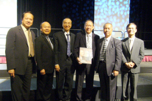 Stephen Tong Evangelistic Ministry International presented a gift to Rev. Stephen Tong (right three) on the last day of the Evangelistic Rally in Canada. <br/>Photo: STEMI
