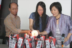 The attendees declares to combat human trafficking hand in hand by lighting up candles. <br/>Photo: The Garden of Hope Foundation