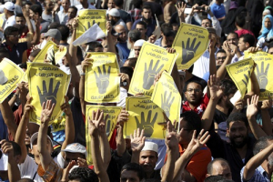 Supporters of Muslim Brotherhood and ousted Egyptian President Mohamed Mursi hold up posters. <br/>REUTERS/Muhammad Hamed 