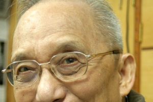 Chinese house church leader Samuel Lamb (Lin Xiangao) – 88 years old in 2012 – signs his book Bold as a Lamb on May 13, 2013. <br/>Open Doors USA
