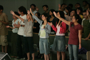 What teens expect most when it comes to churches is to worship or make a connection with God. The picture shows Chinese American young people joining a worship evening at an evangelical Chinese Christian Church in San Jose, CA. <br/>(Photo: The Gospel Herald)