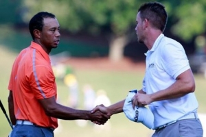 Tiger Woods (L) shakes hands with Henrik Stenson of Sweden following the first round of the Tour Championship at East Lake Golf Club. <br/>(AFP)