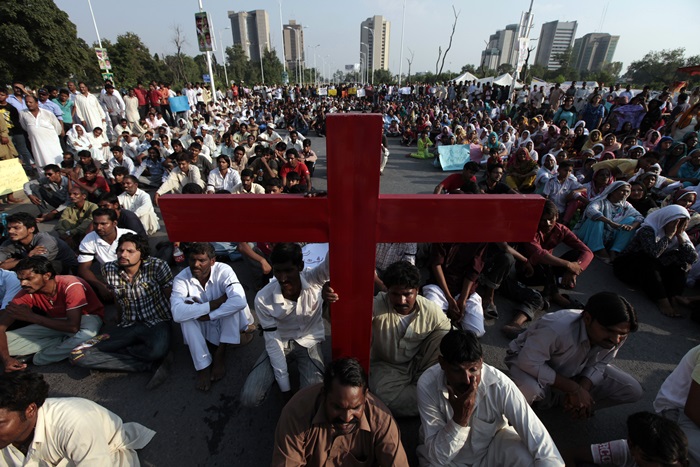 Members of the Pakistani Christian community attend a protest rally to condemn Sunday's suicide attack in Peshawar on a church, in Islamabad September 23, 2013. A pair of suicide bombers blew themselves up outside the 130-year-old Anglican church in Pakistan after Sunday mass, killing at least 78 people in the deadliest attack on Christians in the predominantly Muslim country. REUTERS/Faisal Mahmood
