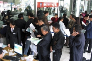 Residents queue up to buy Olympic tickets at a branch of Bank of China in Fuyang, in China's central Anhui Province, Tuesday, Oct. 30, 2007. Ticket sales for the Beijing Olympics have been suspended after overwhelming demand crashed the computer ticketing system, the organizers of next summer's Games said Wednesday. <br/>(Photo: AP Images / EyePress)