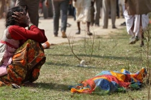 A woman cries next to the body of a victim killed in a stampede near Ratangarh temple, in Datia district in the central Indian state of Madhyua Pradesh October 13, 2013.  <br/>(Reuters/Stringer)