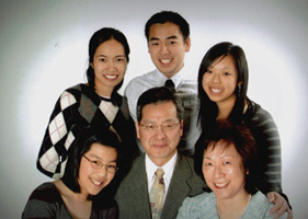 Dr. Peter Au and his family members. <br/>
