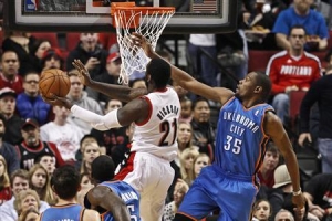 Portland Trail Blazers center J.J. Hickson (21) shoots as Oklahoma City Thunder small forward Kevin Durant (35) defends, during the first quarter of their NBA basketball game in Portland, Oregon, January 13, 2013. <br/>Reuters/Steve Dipaola