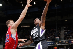 In front of a sell-out crowd, Sacramento stormed back from a 15-pt deficit to take a 4th quarter lead before falling to L.A. Thomas poured in a game-high 29 pts off the bench.  <br/>