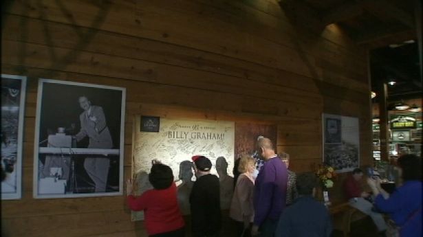 Visitors signing a birthday card on the wall outside the Billy Graham Library in Charlotte, North Carolina. (Photo: WSOCTV.com) 