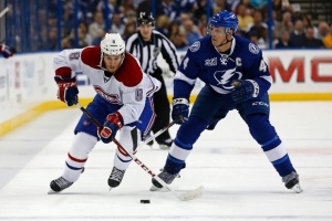 Montreal Canadiens forward Brandon Prust (left) avoids the check of Tampa Bay Lightning captain Vincent Lecavalier during NHL action in Tampa, March 9, 2013.  <br/>(REUTERS/Mike Carlson)