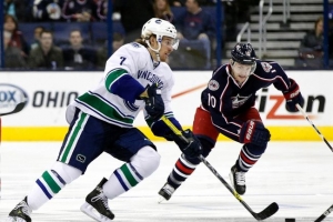 Vancouver Canucks' David Booth (L) takes the puck by Columbus Blue Jackets' Mark Letestu during the first period of their NHL hockey game in Columbus, Ohio March 12, 2013. <br/>(REUTERS/Matt Sullivan)