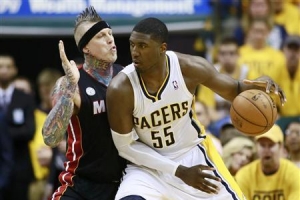 Indiana Pacers' Roy Hibbert (R) works against Miami Heat's Chris Andersen during the fourth quarter in Game 4 of their NBA Eastern Conference Final basketball playoff series in Indianapolis, Indiana May 28, 2013.<br />
 <br/>CREDIT: REUTERS/BRENT SMITH