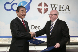 Dr. Geoff Tunnicliffe and the pastor Yong Gyu Lee shake hands. ⓒ Kyung Ho Song <br/>