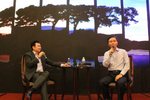 Taiwanese Pastor Huang Guolun (l) interviews JM Eagle President Walter Wang (r) at 