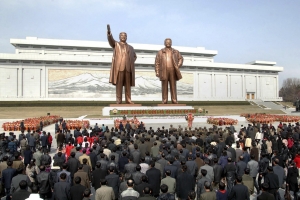 North Korean soldiers, workers and students place flowers before the statues of North Korean founder Kim Il-sung (L) and his son, late leader Kim Jong-il [Reuters] <br/>