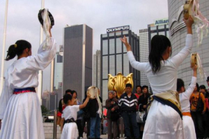 Hong Kong churches and ministries saw the large number of visitors as an excellent opportunity for evangelism, so they brought performances at East Tsim Sha Tsui and Wan Chai Golden Bauhinia Square to preach the real meaning of Christmas to them. <br/>(Photo: Trip of Blessing)