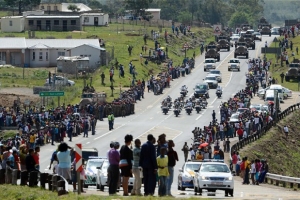 The convoy carrying the remains of Nelson Mandela drives on the streets of Mthatha on its way to Qunu. (Photo: AFP) <br/>