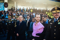 During a visit to Quito, Ecuador in October 2013 as part of his World Outreach tour, evangelist Nick Vujicic spoke to 5,000 police officers and cadets of all ages at one of the police academies, encouraging them to seek strength in Christ and to work to honor God as a country.  <br/>LifeWithoutLimbs