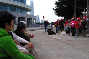 One tourist from mainland China expressed that he initially thought these performances were regular street performances, but when he found out that these were churches “Proclaiming the good news”he became curious and stopped to watch. <br/>(Photo: Trip of Blessing)