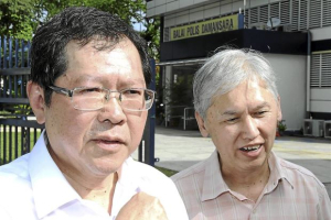 OUT ON BAIL: Lee Min Choon(left) and Sinclair Wong talks to reporters outside the Damansara police station.-- M. Azhar Arif/The Star 2 Jan 2014. <br/>