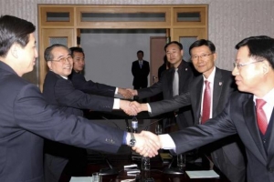 Kim Yong-hyun (2nd R), Secretary General of South Korea's National Red Cross and chief delegate, and his North Korean counterpart Choe Sung-ick (2nd L) pose before inter-Korean Red Cross talks in Kaesong, North Korea, October 27, 2010. Red Cross officials from North and South Korea held two days of talks from Tuesday to discuss about holding reunions for families separated by 1950-53 Korean War on a regular basis. REUTERS/Hong Hae-in/Korea Pool <br/>