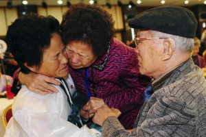 South Korean Kim Sung-bok (R), 90, with an unidentified South Korean family member, meets his daughter Kim Hee-sook (L), 61, during an inter-Korean temporary family reunion at Mount Kumgang resort in North Korea November 3, 2010. <br />
REUTERS/Kim Chang-Gil/Korea Pool <br/>