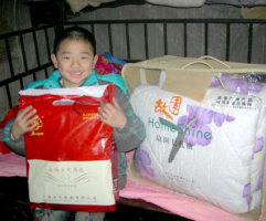 At the Suxianling Orphanage, the relief team brought new jackets for 150 children. As it is the tradition for Chinese to put on new clothes on New Year’s even, the children were delighted when they received their gifts. <br/>(Operation Blessing) 
