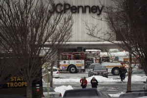 Police surround the Maryland mall where two people were killed in the shooting by Darion Marcus Aguilar. <br/>By James Lawler Duggan (Reuter)