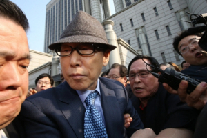 Yoido Full Gospel Church senior pastor David Yonggi Cho is surrounded by supporters and bodyguards as he leaves Seoul District Court in Seocho district after being sentenced to three years in prison, suspended for five years, and ordered him to pay 5 billion won (US$4.67 million) in fines, Feb. 20. (Photo: Hankyoreh) <br/>