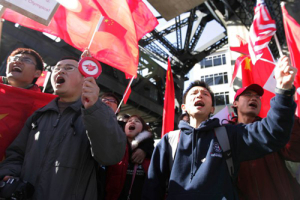 On Apr. 9, before the beginning of the Olympic Torch Passing Ceremony, crowds of Chinese supporters of the Olympics lifted the China’s flags and Olympic flags and shouted at the Tibetan protesters. <br/>Gospel Herald/ Hudson Tsuei