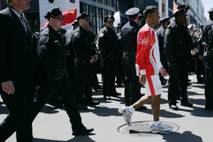 Because numerous protesters arrived early at the scene of the Olympic Torch Passing Ceremony, San Francisco police department sent out large number of police to maintain order, to prevent any type of conflicts, and to protect the athlete who is carrying the Olympic Torch. (Photo: The Gospel Herald/ Hudson Tsuei) <br/>Gospel Herald/ Hudson Tsuei