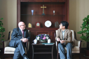 On Apr. 9, World Evangelical Alliance International Director Dr. Geoff Tunnicliffe visited CCC/TSPM Protestant Churches, and Rev. Kan Gaoping received him. <br/>Gospel Times/Mark 