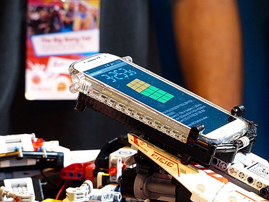 Robot Powered by a Samsung Galaxy Smartphone Breaks Rubik's Cube Record.jpg