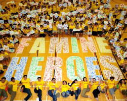 Mr. Koon-ming Chiu, Ms. Ching-han Chan, executive director of commercial radio station, and representatives of the participants together raised their feet and footprints and yelled out “Famine Heroes. <br/>World Vision Hong Kong 
